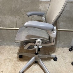 スモーク色のハーマンミラー アーロンチェア Bサイズ Herman Miller Aeron　第２