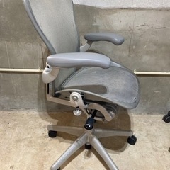スモーク色のハーマンミラー アーロンチェア Bサイズ Herman Miller Aeron　第２