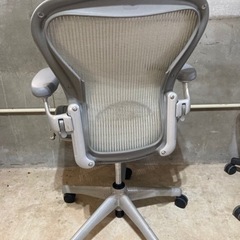 スモーク色のハーマンミラー アーロンチェア Bサイズ Herman Miller Aeron　第２