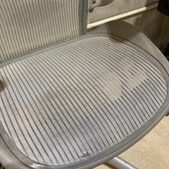 スモーク色のハーマンミラー アーロンチェア Bサイズ Herman Miller Aeron　第２