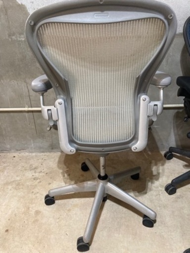 スモーク色のハーマンミラー アーロンチェア Bサイズ Herman Miller Aeron　第３