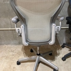 スモーク色のハーマンミラー アーロンチェア Bサイズ Herman Miller Aeron　第３