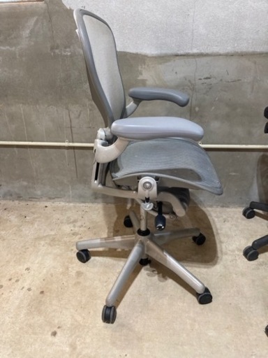 スモーク色のハーマンミラー アーロンチェア Bサイズ Herman Miller Aeron　第３