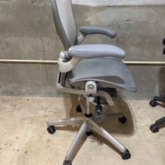 スモーク色のハーマンミラー アーロンチェア Bサイズ Herman Miller Aeron　第３