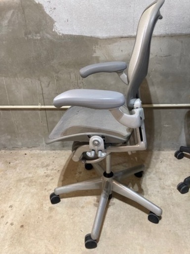 スモーク色のハーマンミラー アーロンチェア Bサイズ Herman Miller Aeron　第３