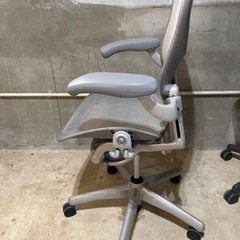 スモーク色のハーマンミラー アーロンチェア Bサイズ Herman Miller Aeron　第３