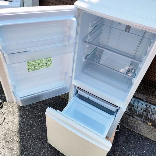 ✨2019年式SHARP⛄SJ-D14E-W137L✨2ドア冷凍冷蔵つけかえどっちもドア★耐熱100度のトップテーブル。電子レンジをのせて使える。