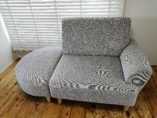 北欧デザインのゆったりとしたソファ