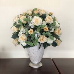 【ネット決済】白い渦巻き模様の花瓶に入ったバラのシルクフラワー