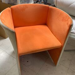 オレンジの椅子