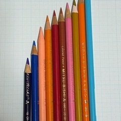 色鉛筆（8本）と硬筆習字用かきかたえんぴつ（2本）