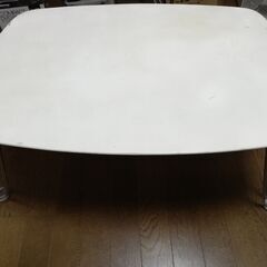 白いテーブル。