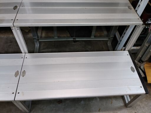 値下げ。高級格安中古ひな壇・観覧席、ステージ　階段２段式　ｗ２７０ｄ８０（４０）ｈ６０ｃｍ,２段アルミニューム製　連結簡単組立て。頑丈で綺麗な昭和アルミニウム製。