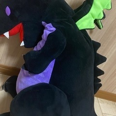 大きめのドラゴンのぬいぐるみ