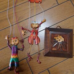 壁掛け人形　2コ　木製　花飾り