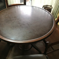 円形のテーブルトップのダイニングテーブル