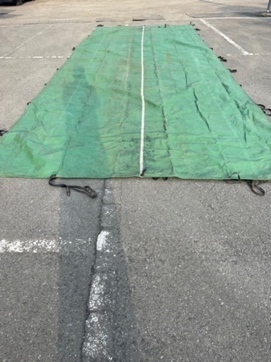 中古のトラックの荷台シート
