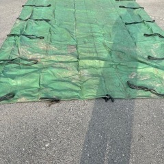 中古のトラックの荷台シート