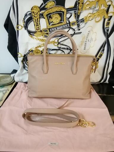 未使用近い美品23万。miu miu マドラス 本革 2way ショルダー付き