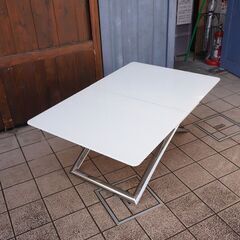 イタリアcalligaris（カリガリス）社のMagic‐J(マジックジェイ)伸縮式リフティングテーブル。人気のグロッシーホワイトカラーは洗練されたさわやかな印象♪幅と高さが調整可能で機能的なデザインCC210