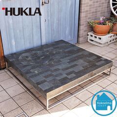 ドイツのメーカーHUKLA(フクラ)よりストーン調 リビングテーブルです。円形の窪みがアクセントのシンプルでモダンなデザインローテーブル。稀少な廃番シリーズのコ―ヒーテーブルです。CC211