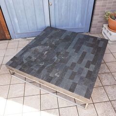 ドイツのメーカーHUKLA(フクラ)よりストーン調 リビングテーブルです。円形の窪みがアクセントのシンプルでモダンなデザインローテーブル。稀少な廃番シリーズのコ―ヒーテーブルです。CC211