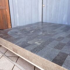 ドイツのメーカーHUKLA(フクラ)よりストーン調 リビングテーブルです。円形の窪みがアクセントのシンプルでモダンなデザインローテーブル。稀少な廃番シリーズのコ―ヒーテーブルです。CC211