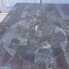 ドイツのメーカーHUKLA(フクラ)よりストーン調 リビングテーブルです。円形の窪みがアクセントのシンプルでモダンなデザインローテーブル。稀少な廃番シリーズのコ―ヒーテーブルです。CC211