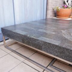 ドイツのメーカーHUKLA(フクラ)よりストーン調 リビングテーブルです。円形の窪みがアクセントのシンプルでモダンなデザインローテーブル。稀少な廃番シリーズのコ―ヒーテーブルです。CC211