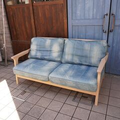 WTW(ダブルティー)のTISMO SOFA2 DENIM(ティズモ ソファ2 デニム)。クッションにはフェザーを使用しフレームのアッシュ材がナチュラルな雰囲気の2人掛けソファー。西海岸スタイルに♪CC212