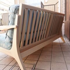 WTW(ダブルティー)のTISMO SOFA2 DENIM(ティズモ ソファ2 デニム)。クッションにはフェザーを使用しフレームのアッシュ材がナチュラルな雰囲気の2人掛けソファー。西海岸スタイルに♪CC212