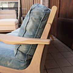 WTW(ダブルティー)のTISMO SOFA2 DENIM(ティズモ ソファ2 デニム)。クッションにはフェザーを使用しフレームのアッシュ材がナチュラルな雰囲気の2人掛けソファー。西海岸スタイルに♪CC212