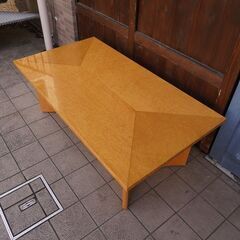 IDC OTSUKA(大塚家具)の人気シリーズSPLENDOR(スプレンダー)のリビングテーブルです。稀少なバーズアイ・メープルを使用した高級感のあるセンターテーブルはリビングを洗練された印象に。CC216