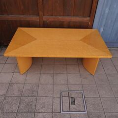 IDC OTSUKA(大塚家具)の人気シリーズSPLENDOR(スプレンダー)のリビングテーブルです。稀少なバーズアイ・メープルを使用した高級感のあるセンターテーブルはリビングを洗練された印象に。CC216