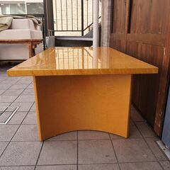 IDC OTSUKA(大塚家具)の人気シリーズSPLENDOR(スプレンダー)のリビングテーブルです。稀少なバーズアイ・メープルを使用した高級感のあるセンターテーブルはリビングを洗練された印象に。CC216