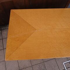 IDC OTSUKA(大塚家具)の人気シリーズSPLENDOR(スプレンダー)のリビングテーブルです。稀少なバーズアイ・メープルを使用した高級感のあるセンターテーブルはリビングを洗練された印象に。CC216