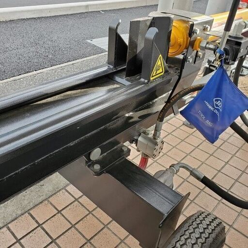 22トン エンジン式薪割り機【リライズ野田愛宕店】【店頭取引限定】【中古】管理番号：ITSOZ5L75AL6 22トン エンジン式薪割り機【リライズ野田愛宕店】【店頭取引限定