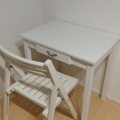 机と椅子/白