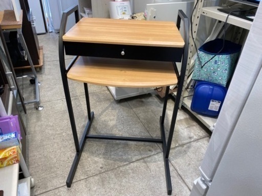 白井産業 2口 コンセント付 パソコンデスク デスク 机 リモート テレワーク 学生 一人暮らし 中古家具 リサイクルリボン 東北福祉大前のテーブル パソコンデスク の中古あげます 譲ります ジモティーで不用品の処分