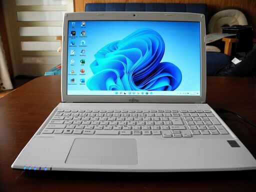 ヒビ補修がありますのでお安くさせていただきました　Windows11 新品高速SSD Microsoft Office他ソフト多数　（返品可）