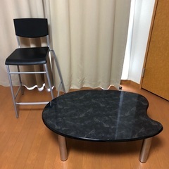 椅子と小さなテーブル