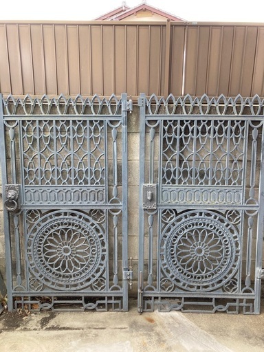 鉄の扉と門柱