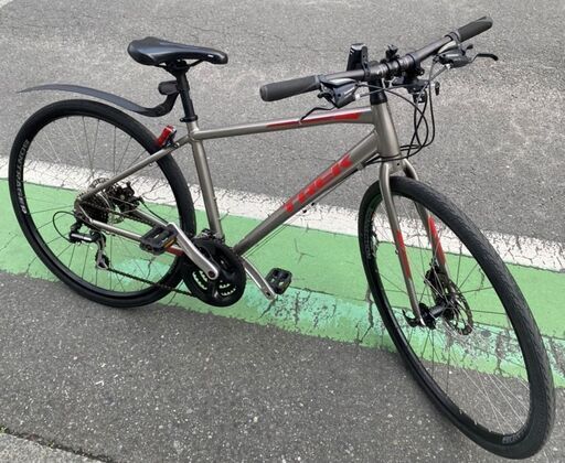 自転車 TREK クロスバイク シルバー レッド 8段ギア E138