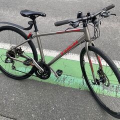 自転車　TREK　クロスバイク　シルバー　レッド　8段ギア　E138