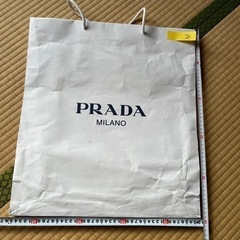 PRADAの紙袋です。