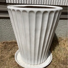陶器の植木鉢(高さ約47㎝)