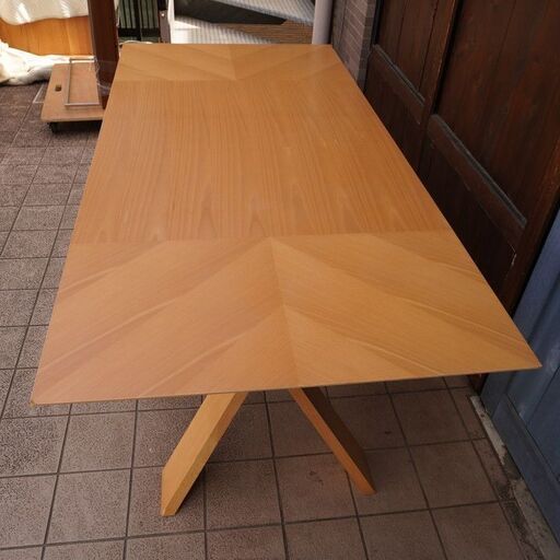 IDC OTSUKA(大塚家具)取り扱いのメーカーBross Italia(ブロスイタリア)のPIANA(ピアナ) ダイニングテーブルです。 ナチュラルな質感とエレガントなデザインの4人用食卓。CC230