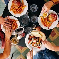 【高給・年間休123日】急成長中のハンバーガー飲食店の接客スタッフ