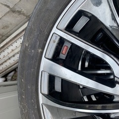 235 50 18  オフセット42 アルファードに履いていました。