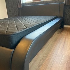 ダブルベッド　フレーム　ベット　マットレス　クッション付き